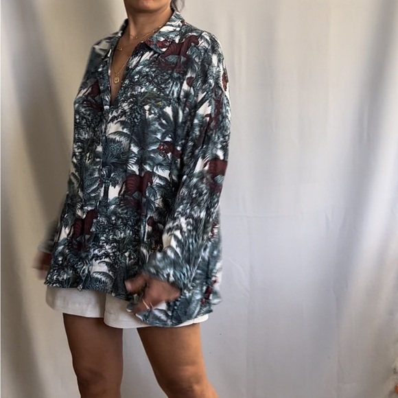 Jungle printed blouse in stunning blue burgundy color wave - Picture 1 of 7